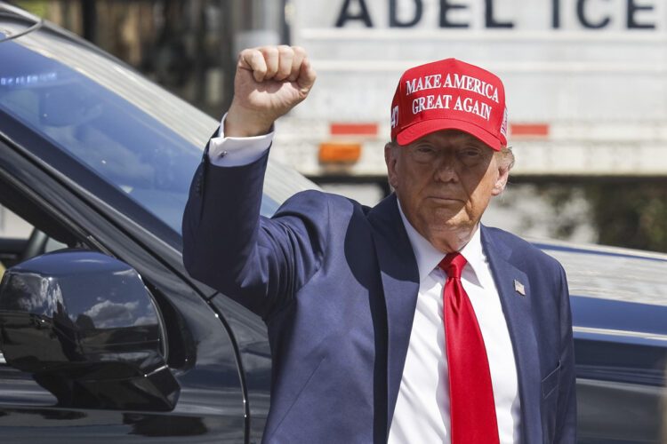 Donald Trump, saluda durante un recorrido por zonas afectadas por el huracán Helene en Georgia.. Foto:  EFE/EPA/ERIK S. LESSER.