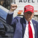 Donald Trump, saluda durante un recorrido por zonas afectadas por el huracán Helene en Georgia.. Foto:  EFE/EPA/ERIK S. LESSER.