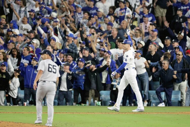 El cubano Néstor Cortés Jr. (# 65) permitió el jonrón de Freddie Freeman que decidió el primer partido de la Serie Mundial entre Yankees y Dodgers. Foto: Allison Dinner/EFE.