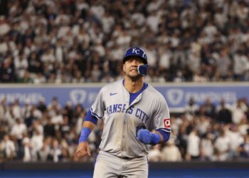 Yulieski Gurriel tuvo un gran partido contra los Yankees en el inicio de la Serie Divisional, pero no pudo impedir la derrota de los Royals. Foto: Sarah Yenesel / EFE.