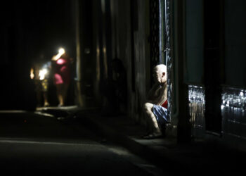 Personas de noche en una calle de La Habana durante durante el apagón por la desconexión total del sistema eléctrico de Cuba. Foto: Ernesto Mastrascusa / EFE.