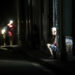 Personas de noche en una calle de La Habana durante durante el apagón por la desconexión total del sistema eléctrico de Cuba. Foto: Ernesto Mastrascusa / EFE.