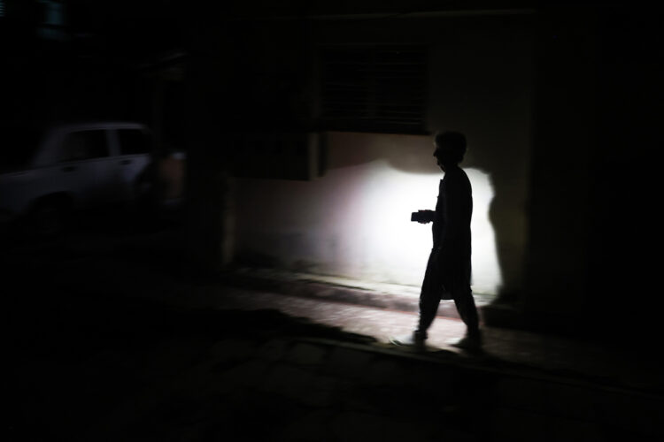 Un hombre camina de noche en una calle de La Habana durante el apagón por la desconexión total del sistema eléctrico de Cuba. Foto: Ernesto Mastrascusa / EFE.