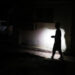 Un hombre camina de noche en una calle de La Habana durante el apagón por la desconexión total del sistema eléctrico de Cuba. Foto: Ernesto Mastrascusa / EFE.