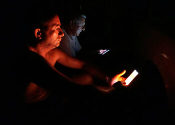 Durante el apagón total en la noche del viernes 18 de octubre. Foto: EFE/ Ernesto Mastrascusa.