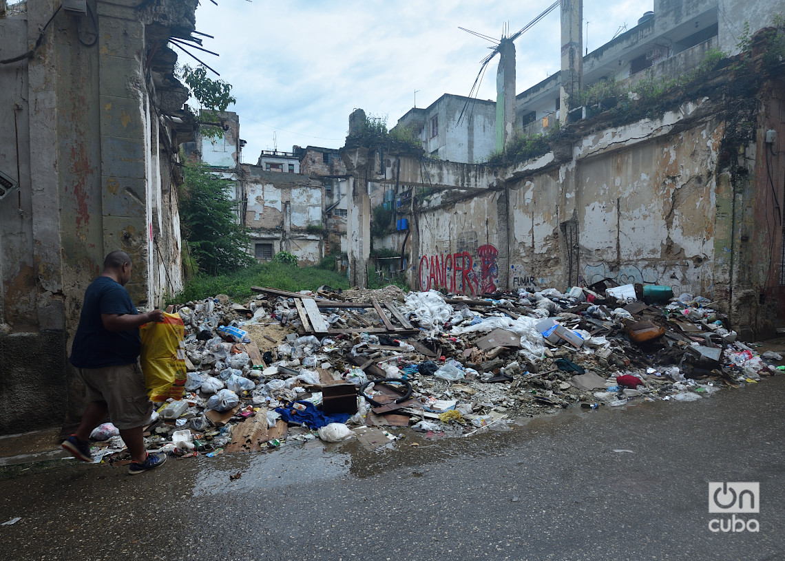 Un basurero desbordado en La Habana durante el apagón general en toda Cuba, el viernes 18 de octubre de 2024. Foto: Otmaro Rodríguez.