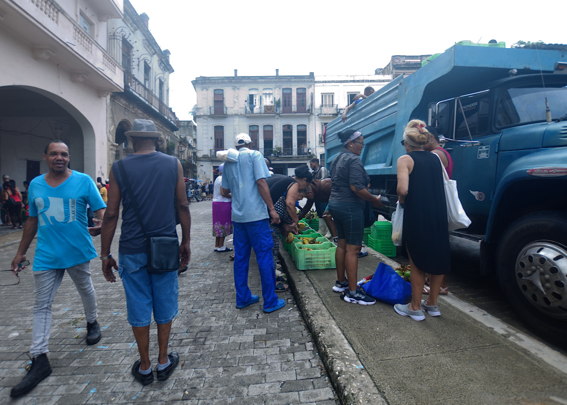 Personas en la calle en La Habana durante el apagón general en toda Cuba, el viernes 18 de octubre de 2024. Foto: Otmaro Rodríguez.