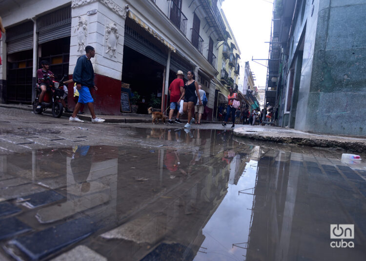 Personas en la calle en La Habana durante el apagón general en toda Cuba, el viernes 18 de octubre de 2024. Foto: Otmaro Rodríguez.