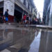 Personas en la calle en La Habana durante el apagón general en toda Cuba, el viernes 18 de octubre de 2024. Foto: Otmaro Rodríguez.