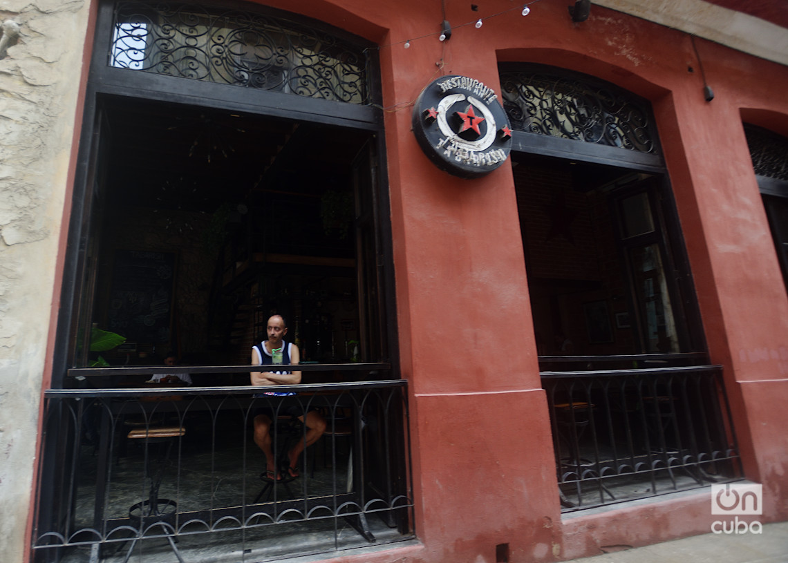 Un restaurante particular durante el apagón general en La Habana y en toda Cuba, el viernes 18 de octubre de 2024. Foto: Otmaro Rodríguez.