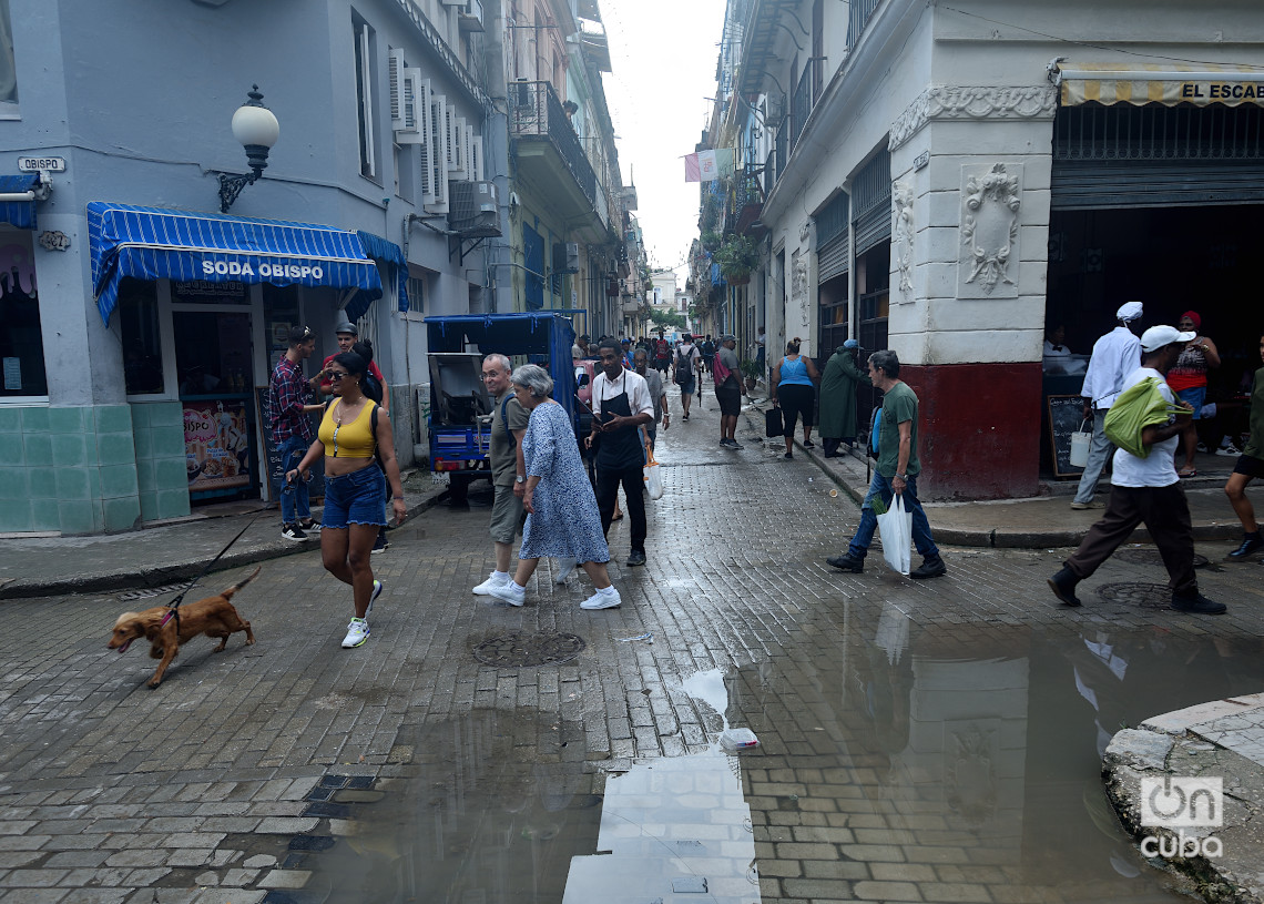 Personas en la calle en La Habana durante el apagón general en toda Cuba, el viernes 18 de octubre de 2024. Foto: Otmaro Rodríguez.