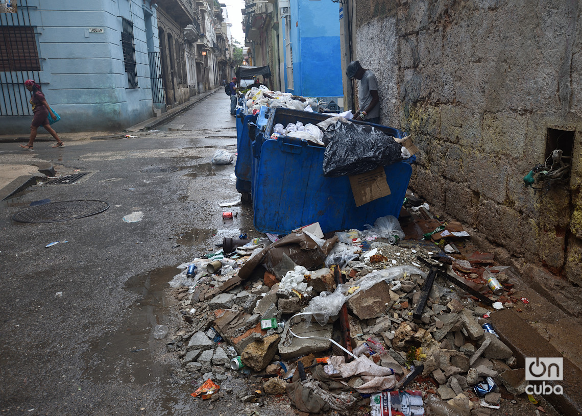 Un basurero desbordado en La Habana durante el apagón general en toda Cuba, el viernes 18 de octubre de 2024. Foto: Otmaro Rodríguez.