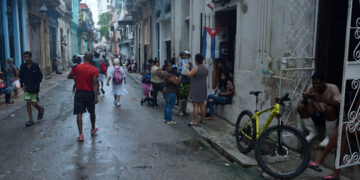 Personas en la calle en La Habana durante el apagón general en toda Cuba, el viernes 18 de octubre de 2024. Foto: Otmaro Rodríguez.