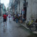 Personas en la calle en La Habana durante el apagón general en toda Cuba, el viernes 18 de octubre de 2024. Foto: Otmaro Rodríguez.