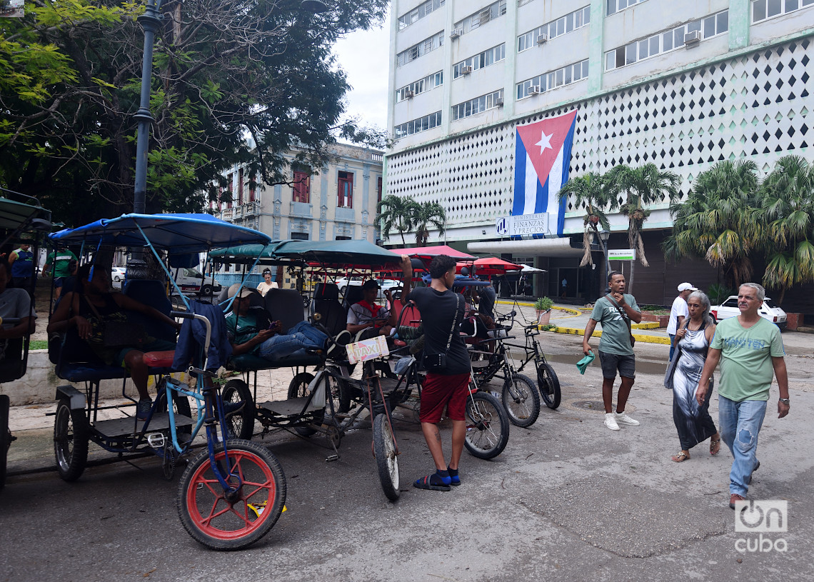 Personas en la calle en La Habana durante el apagón general en toda Cuba, el viernes 18 de octubre de 2024. Foto: Otmaro Rodríguez.