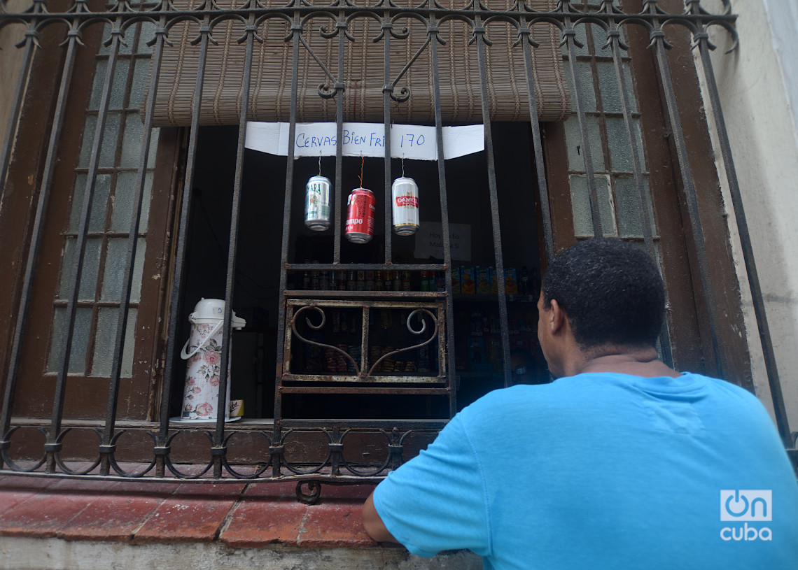 Un cliente en un negocio privado durante el apagón general en La Habana y en toda Cuba, el viernes 18 de octubre de 2024. Foto: Otmaro Rodríguez.