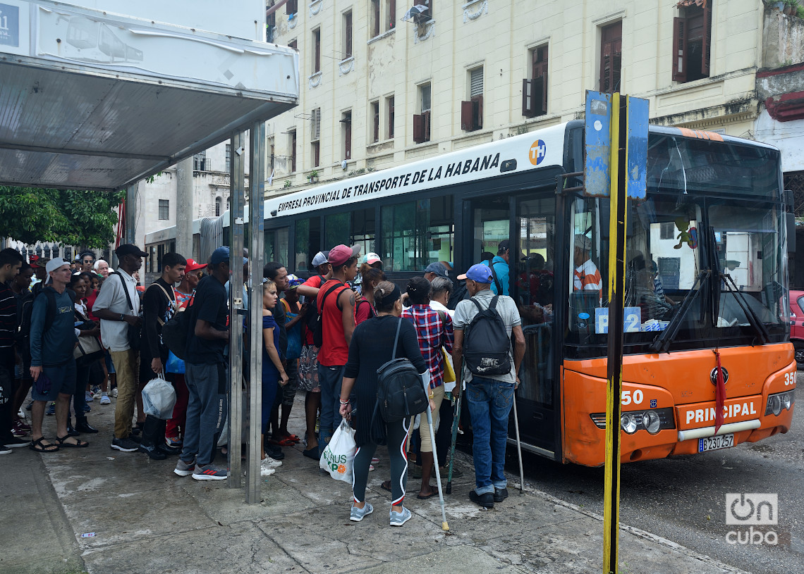 Personas en una parada de guaguas en La Habana durante el apagón general en toda Cuba, el viernes 18 de octubre de 2024. Foto: Otmaro Rodríguez.