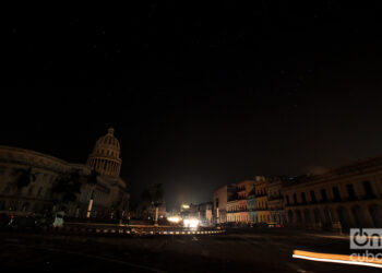 El Capitolio de La Habana y zonas aledañas durante un apagón. Foto: Alejandro Ernesto.