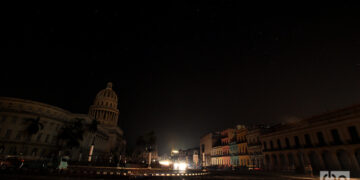 El Capitolio de La Habana y zonas aledañas durante un apagón. Foto: Alejandro Ernesto.