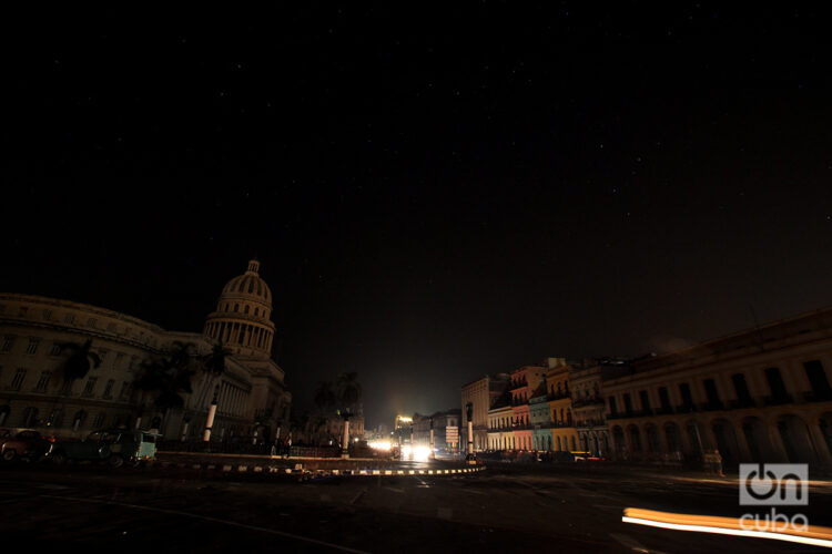 El Capitolio de La Habana y zonas aledañas durante un apagón. Foto: Alejandro Ernesto.