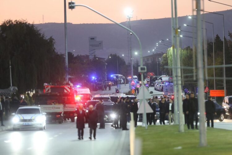 Ambulancias, policías y otras personas en la zona del atentado terrorista perpetrado en una fábrica aeronáutica militar de Ankara, Turquía, que dejó cinco muertos y 19 heridos, el 23 de octubre de 2024. Foto: Necati Savas / EFE.