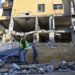 La gente limpia escombros en el lugar de un ataque militar israelí en el distrito Jnah de Beirut, Líbano, 24 de octubre de 2024. Foto: EFE/EPA/WAEL HAMZEH.