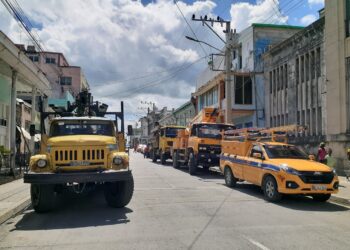 Contingente de trabajadores de la Empresa Eléctrica de Guantánamo a punto de salir a los municipios afectados por Oscar. Foto: periódico Venceremos.