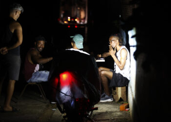 Varios hombres juegan dominó durante un apagón en La Habana. Foto: Ernesto Mastrascusa / EFE / Archivo.