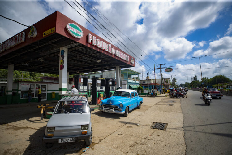 Conductores abastecen sus vehículos en una gasolinera, en La Habana. Foto: Yander Zamora/EFE.