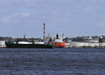 Fotografía de la refinería Ñico López este domingo, en La Habana. Foto: EFE/ Ernesto Mastrascusa.