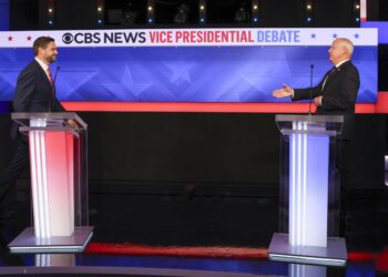 Los candidatos a la vicepresidencia de EE.UU., el republicano JD Vance (i), y el demócrata Tim Walz (d), se preparan para estrechar las manos antes del inicio del debate vicepresidencial en el CBS Broadcast Center en Nueva York, el 1 de octubre de 2024. Foto: Sarah Yenesel / EFE.