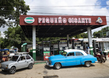 Gasolinera en La Habana. Foto: EFE/ Yander Zamora.