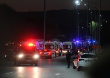 Las ambulancias llegan a la sede del Centro Turco de Aviación y Aeroespacial (TUSAS) mientras la policía asegura la zona durante un ataque terrorista en Ankara, Turquía, el 23 de octubre de 2024. Foto: EFE/EPA/NECATI SAVAS EFE/EPA/NECATI SAVAS.