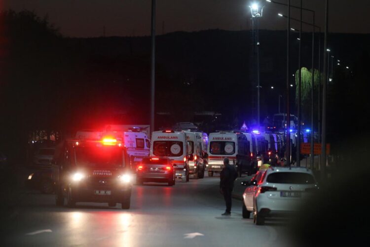 Las ambulancias llegan a la sede del Centro Turco de Aviación y Aeroespacial (TUSAS) mientras la policía asegura la zona durante un ataque terrorista en Ankara, Turquía, el 23 de octubre de 2024. Foto: EFE/EPA/NECATI SAVAS EFE/EPA/NECATI SAVAS.