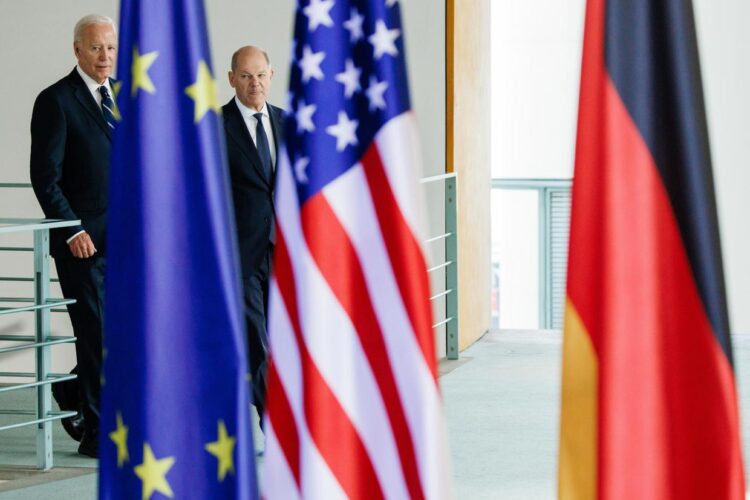 Olaf Scholz (d) y Joe Biden en Berlín, este viernes. Foto: CLEMENS BILAN/EFE/EPA.