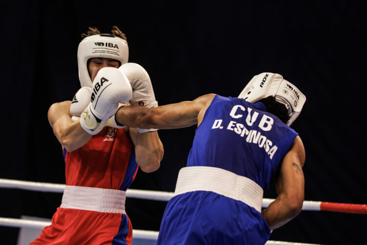 David Espinosa durante su combate de cuartos de final en el Mundial Juvenil de Budva 2024. Foto: IBA