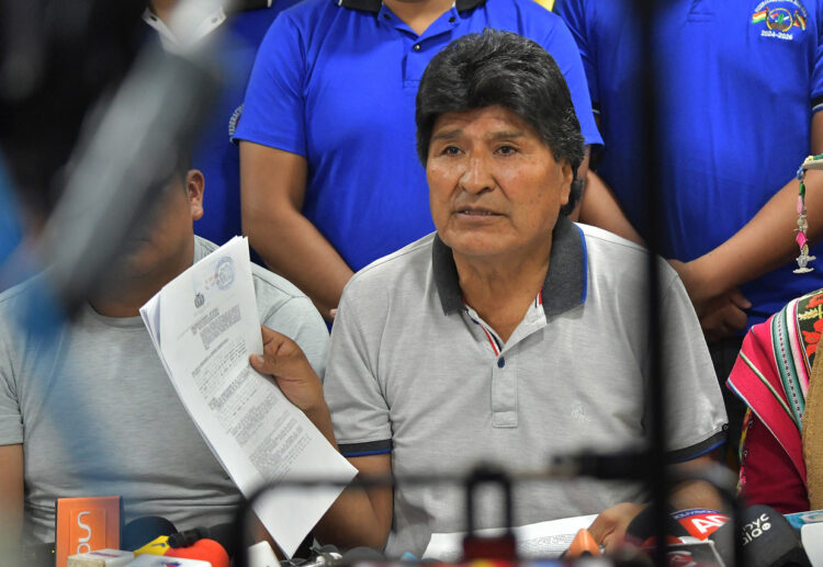 AME5631. LA PAZ Morales muestra documentos durante una rueda de prensa este martes, en Cochabamba. Foto: Jorge Ábrego/EFE.