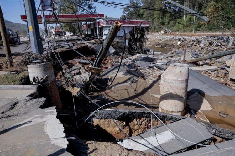 Efecto de las inundaciones causadas por Helene en Swannanoa, Carolina del Norte, el 3 de octubre de 2024. Foto: EFE/EPA/ERIK S. LESSER.