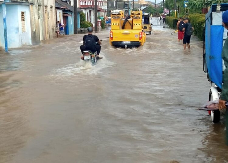 Inundación en Baracoa como consecuencia de intensas lluvias, el 25 de octubre de 2024. Foto: Tomada del perfil de Facebook de Primada Visión.