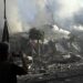 Beirut (Líbano), 03/10/2024.- Un hombre fotografía un edificio humeante después de un ataque aéreo israelí sobre el barrio de Dahieh, uno de los bastiones de Hezbolá, en Beirut (El Líbano) estes jueves. Foto: EFE/ Wael Hamzeh.