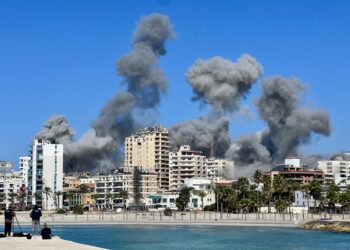 El humo se eleva tras un ataque israelí contra la ciudad de Tiro, Líbano, este miércoles. Foto: EFE/ Str.