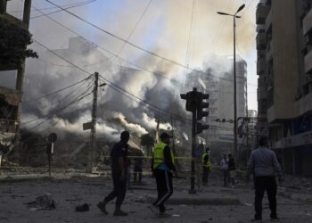 Edificios humeantes por el bombardeo israelí en Dahieh. Foto: WAEL HAMZEH/EFE/EPA.