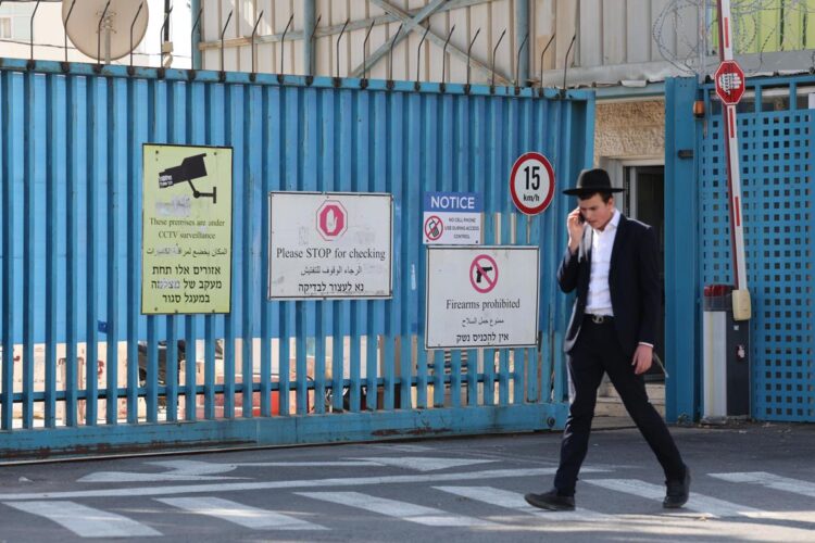 Un hombre pasa por la entrada de las oficinas de la Agencia de Obras Públicas y Socorro de las Naciones Unidas para los Refugiados de Palestina en el Cercano Oriente (OOPS) en Jerusalén. Foto: ABIR SULTAN/EFE/EPA.