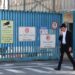 Un hombre pasa por la entrada de las oficinas de la Agencia de Obras Públicas y Socorro de las Naciones Unidas para los Refugiados de Palestina en el Cercano Oriente (OOPS) en Jerusalén. Foto: ABIR SULTAN/EFE/EPA.