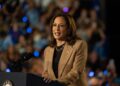 La vicepresidenta y candidata demócrata Kamala Harris habla durante un mitin en el Rawhide Event Center, en Chandler, Arizona, el 10 de octubre de 2024. Foto: EFE/EPA/MOLLY PETERS.