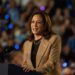 La vicepresidenta y candidata demócrata Kamala Harris habla durante un mitin en el Rawhide Event Center, en Chandler, Arizona, el 10 de octubre de 2024. Foto: EFE/EPA/MOLLY PETERS.