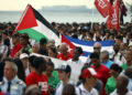 Cubanos participan en una marcha en solidaridad con Palestina en La Habana, el 14 de octubre de 2024. Foto: Ernesto Mastrascusa / EFE.