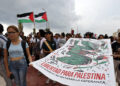 Cubanos participan en una marcha en solidaridad con Palestina en La Habana, el 14 de octubre de 2024. Foto: Ernesto Mastrascusa / EFE.