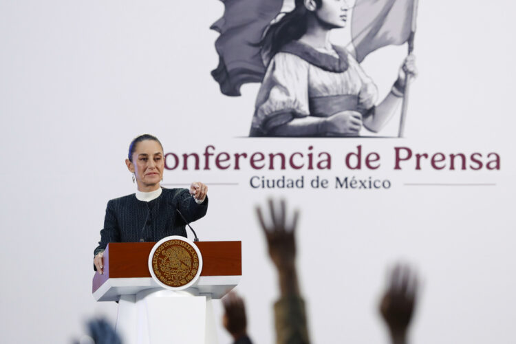 Claudia Sheinbaum, presidenta de México, habla durante una rueda de prensa este jueves en el Palacio Nacional. Foto:  Mario Guzmán/EFE.