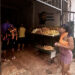 Una mujer pasa frente a un mercado agropecuario en La Habana, durante el apagón general provocado por una desconexión total del Sistema Electroenergético de Cuba. Foto: Otmaro Rodríguez.